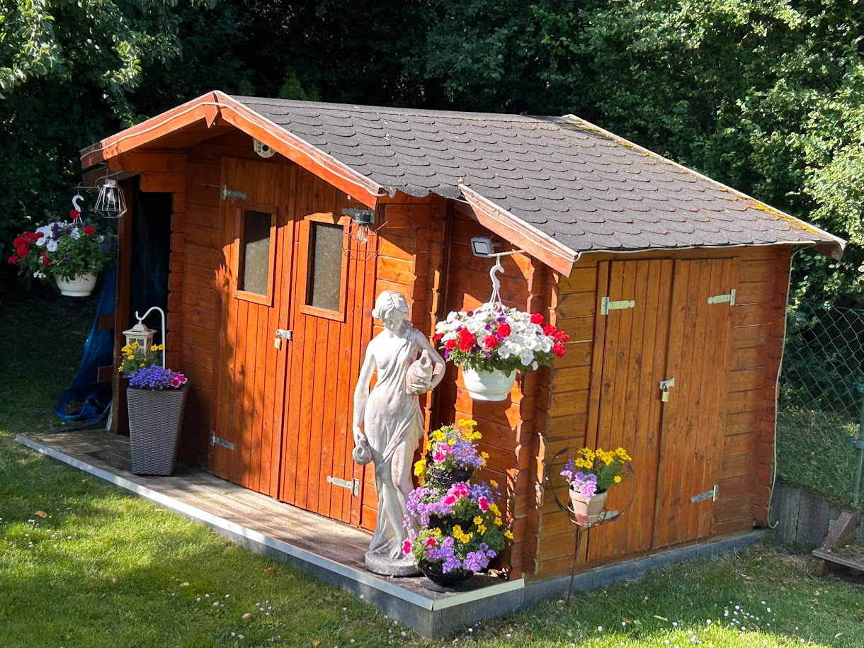 Dekoriertes Gartenhaus
