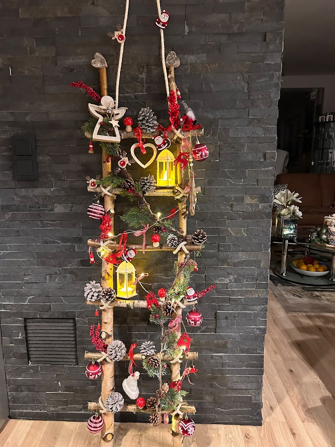 Weihnachtsdekoration mit Holzleiter und Laternen