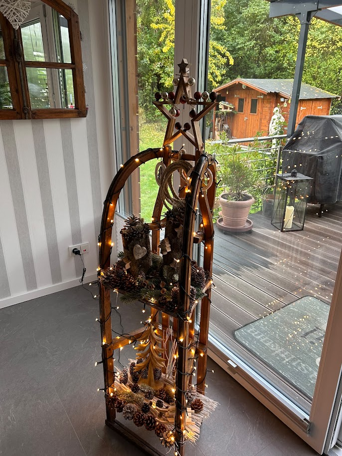 Weihnachtlich dekorierter Holzschlitten