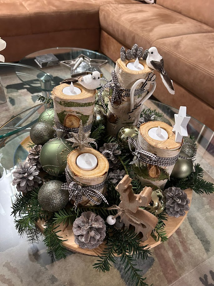 Weihnachtliche Tischdekoration mit Kerzen