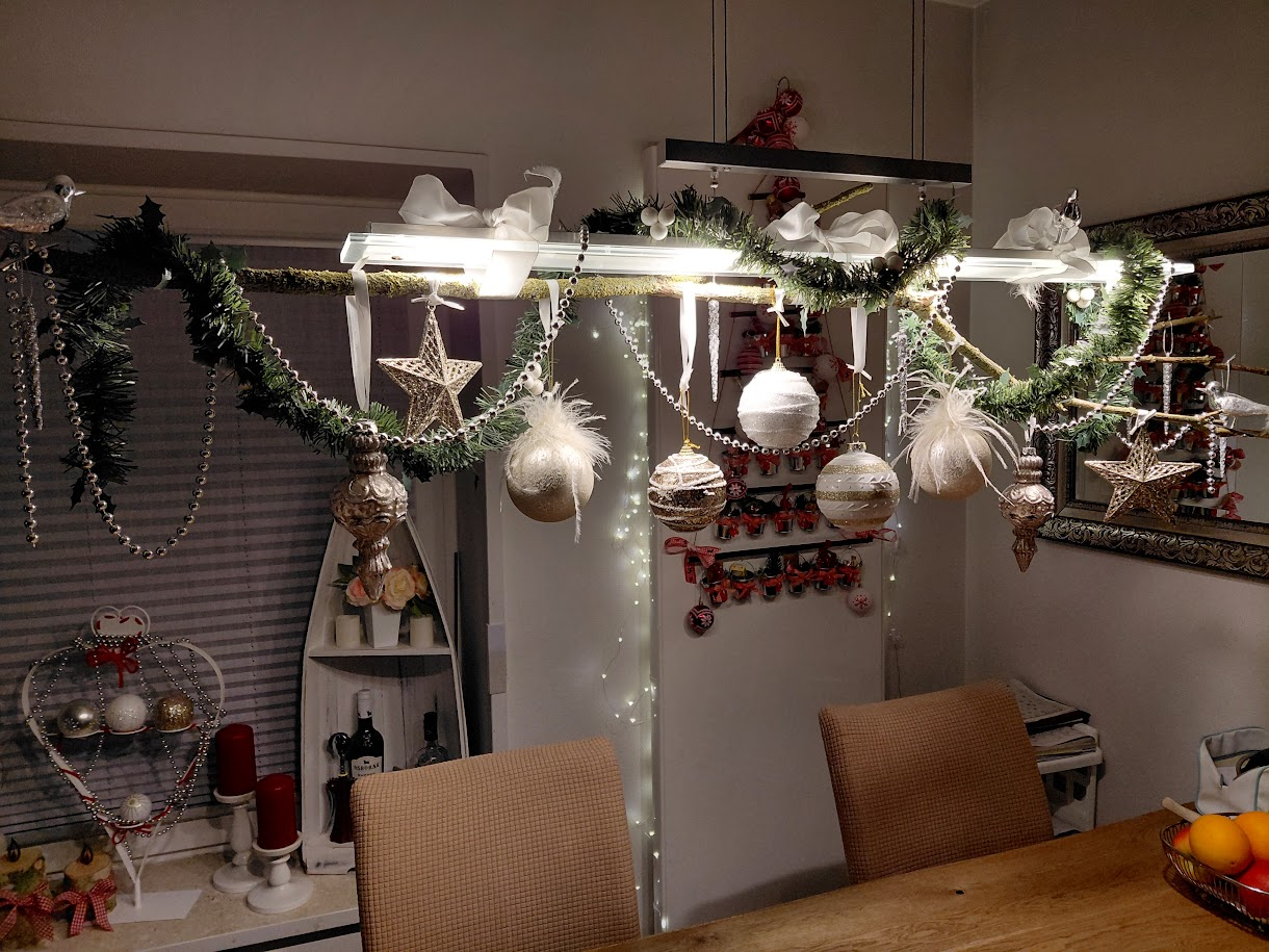Festlich dekorierter Essbereich zu Weihnachten