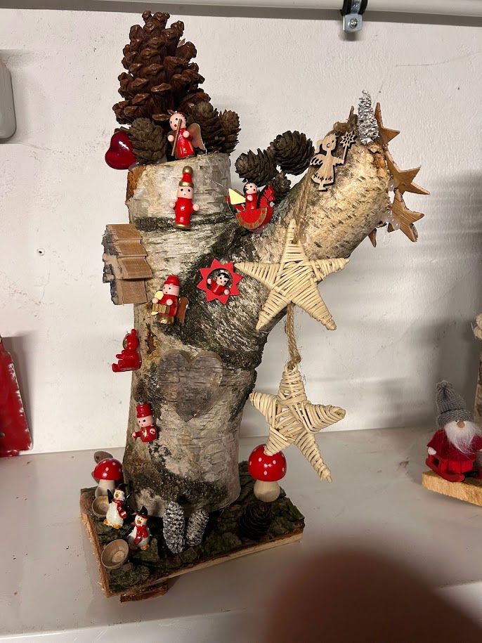 Weihnachtliche Dekoration aus Birkenholz