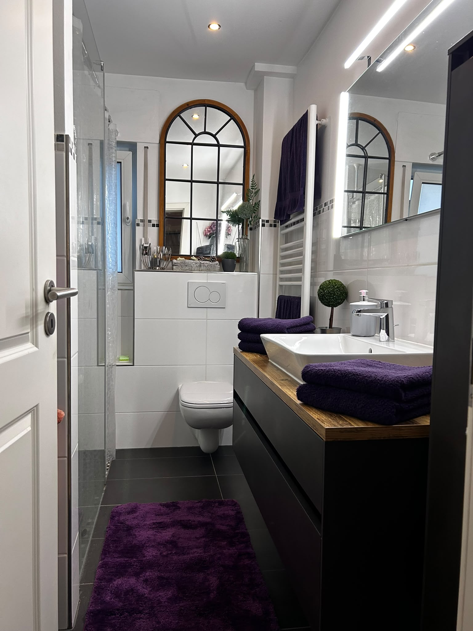 Badezimmer mit lila Handtüchern